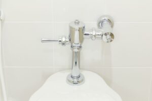 jak wymienić zawór spustowy w spłuczce